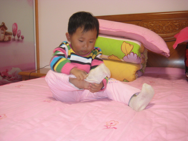 童趣: 二岁奶娃穿袜记太可爱啦!