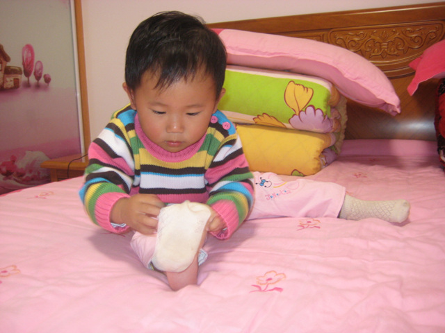 童趣: 二岁奶娃穿袜记 太可爱啦! - 游侠杭州圈 