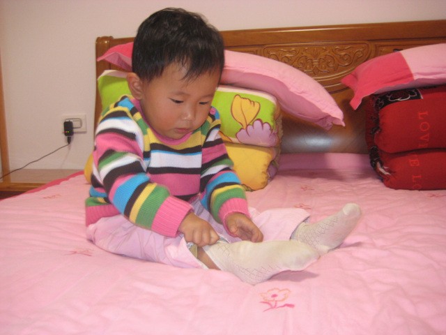 童趣: 二岁奶娃穿袜记 太可爱啦! - 游侠杭州圈 