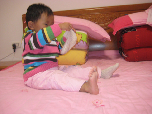 童趣: 二岁奶娃穿袜记 太可爱啦! - 游侠杭州圈 