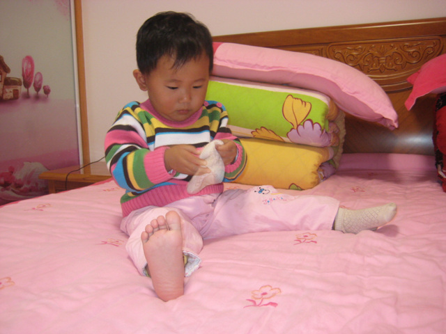 童趣: 二岁奶娃穿袜记 太可爱啦! - 游侠杭州圈 