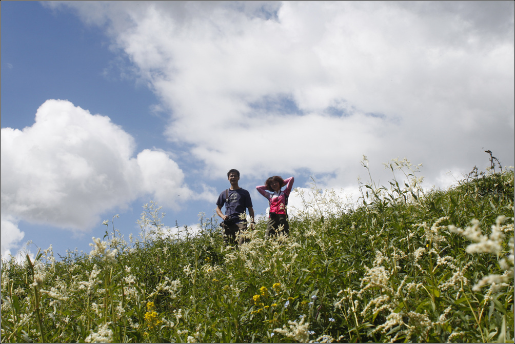 游新疆的女人帮——骑马叼羊,劫机劫色,抢亲,地震,七彩祥云……一个不