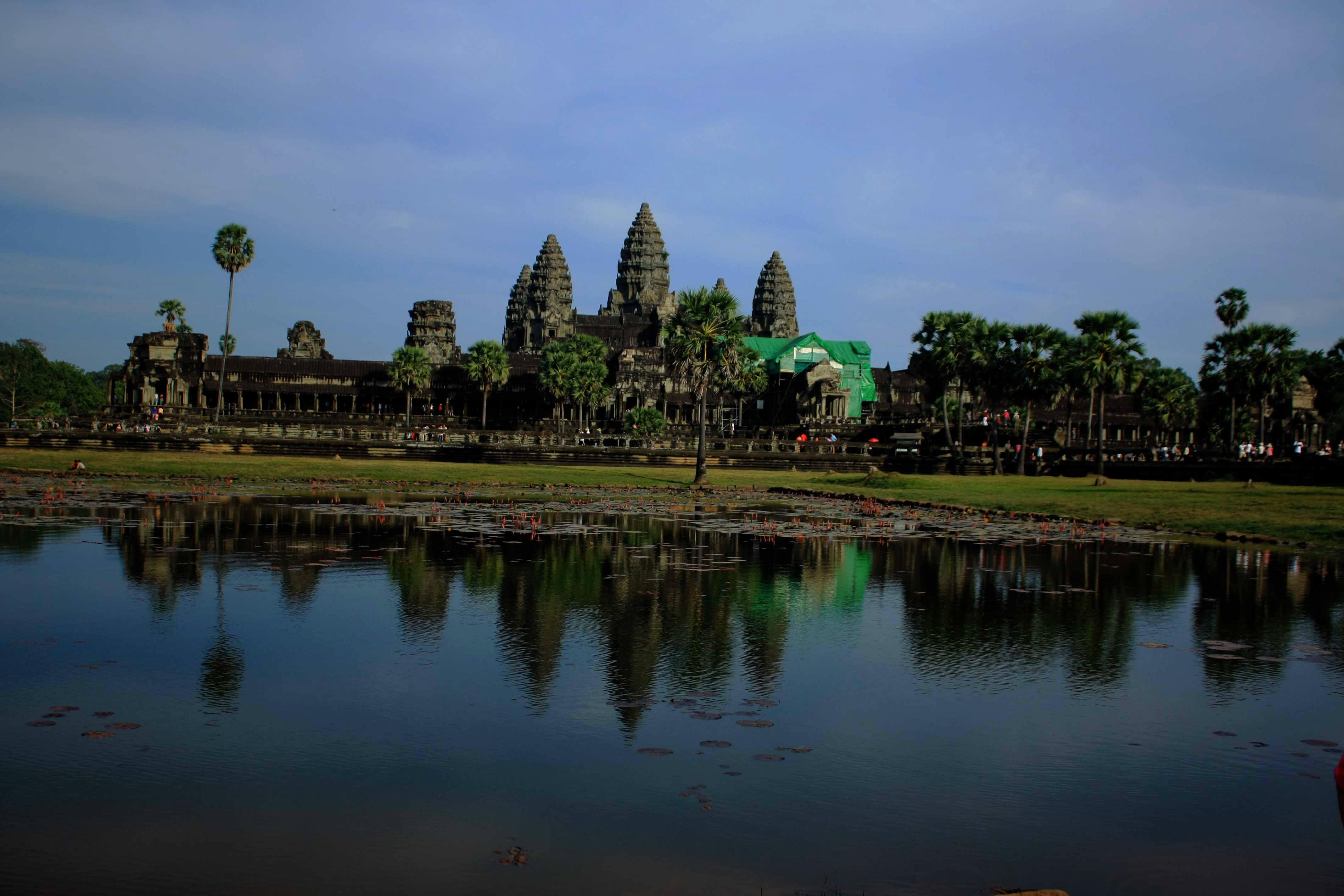 吴哥王朝鼎盛于11世纪,当时是中南半岛的大帝