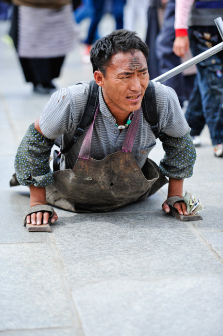 独脚朝圣者:一只脚,两只手,一颗心,丈量信仰的力度